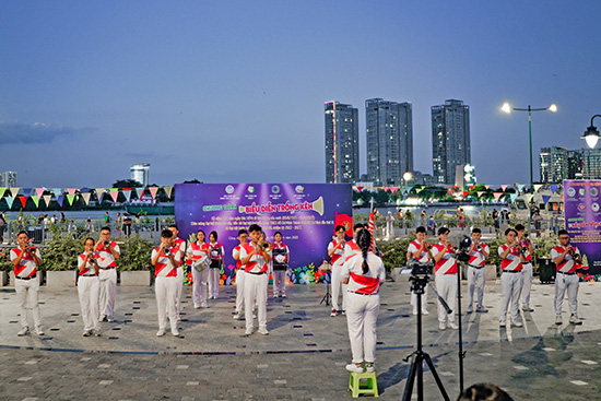 Chương trình biểu diễn trống kèn tại công viên Bến Bạch Đằng