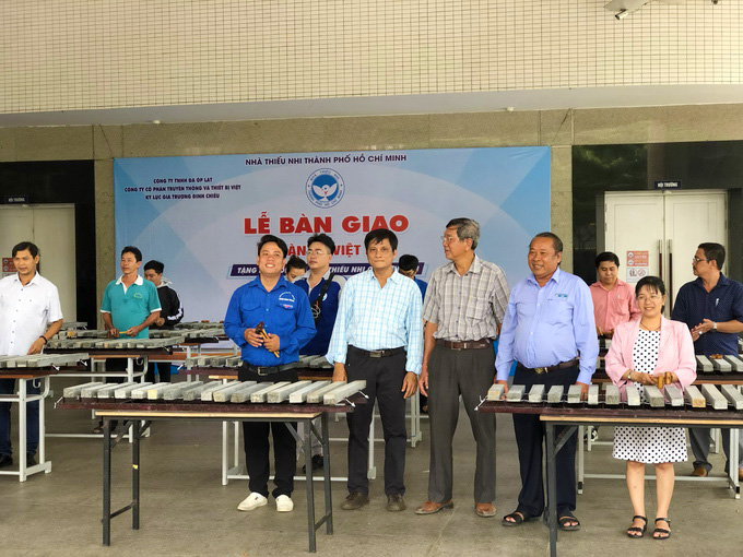 Lễ bàn giao bộ đàn đá Việt Nam tặng hệ thống 24 Nhà Thiếu nhi quận, huyện