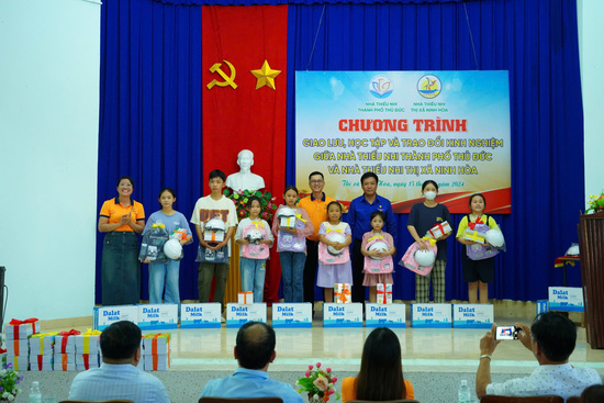 Chương trinh giao lưu, học tập và trao đổi kinh nghiệm với Nhà thiếu nhi Thị xã Ninh Hòa - Nhà Thiếu nhi Thành phố Thủ Đức